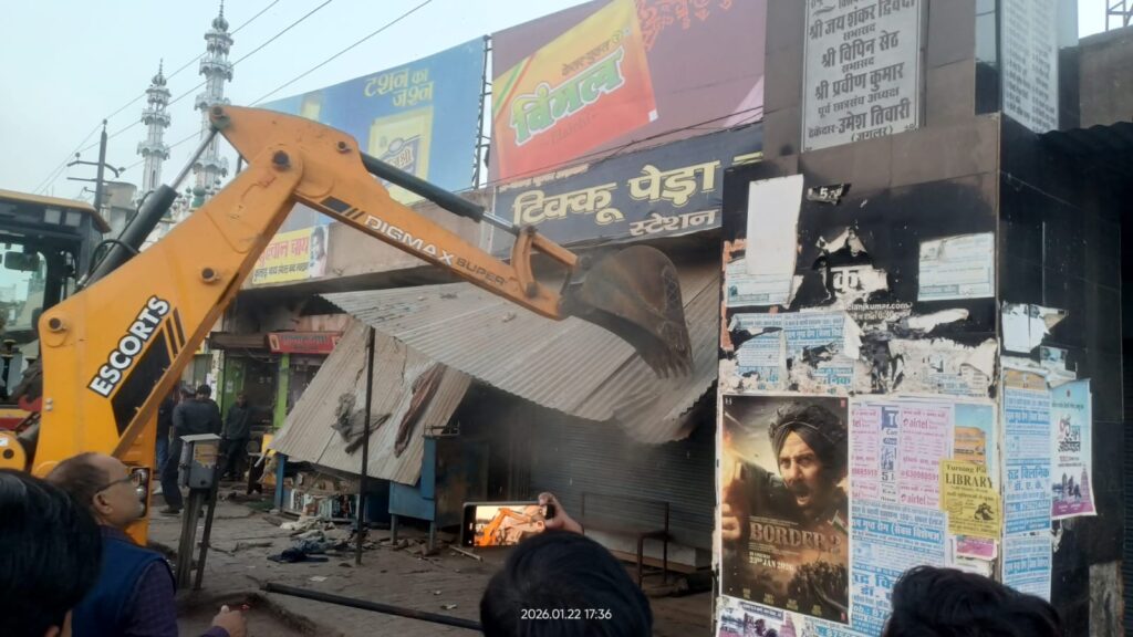 उरई में प्रशासन का 'हंटर': टाउन हॉल से स्टेशन तक चला सघन अतिक्रमण हटाओ अभियान, 50 हजार का जुर्माना वसूल कर अतिक्रमणकारियों को दी कड़ी चेतावनी news image उरई में नगर मजिस्ट्रेट राजेश कुमार वर्मा के नेतृत्व में टाउन हॉल से रेलवे स्टेशन तक सड़क किनारे से अवैध अतिक्रमण हटाती नगर पालिका और पुलिस की संयुक्त टीम।