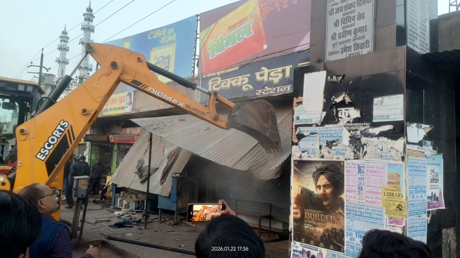 उरई में प्रशासन का 'हंटर': टाउन हॉल से स्टेशन तक चला सघन अतिक्रमण हटाओ अभियान, 50 हजार का जुर्माना वसूल कर अतिक्रमणकारियों को दी कड़ी चेतावनी उरई में नगर मजिस्ट्रेट राजेश कुमार वर्मा के नेतृत्व में टाउन हॉल से रेलवे स्टेशन तक सड़क किनारे से अवैध अतिक्रमण हटाती नगर पालिका और पुलिस की संयुक्त टीम।