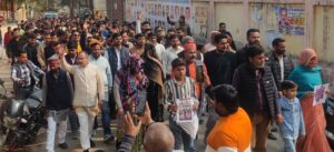 कोंच में हिंदू युवती के अपहरण और कथित लव जिहाद मामले के विरोध में सरोजिनी नायडू पार्क से तहसील तक जुलूस निकालते हिंदू संगठनों के सैकड़ों प्रदर्शनकारी।