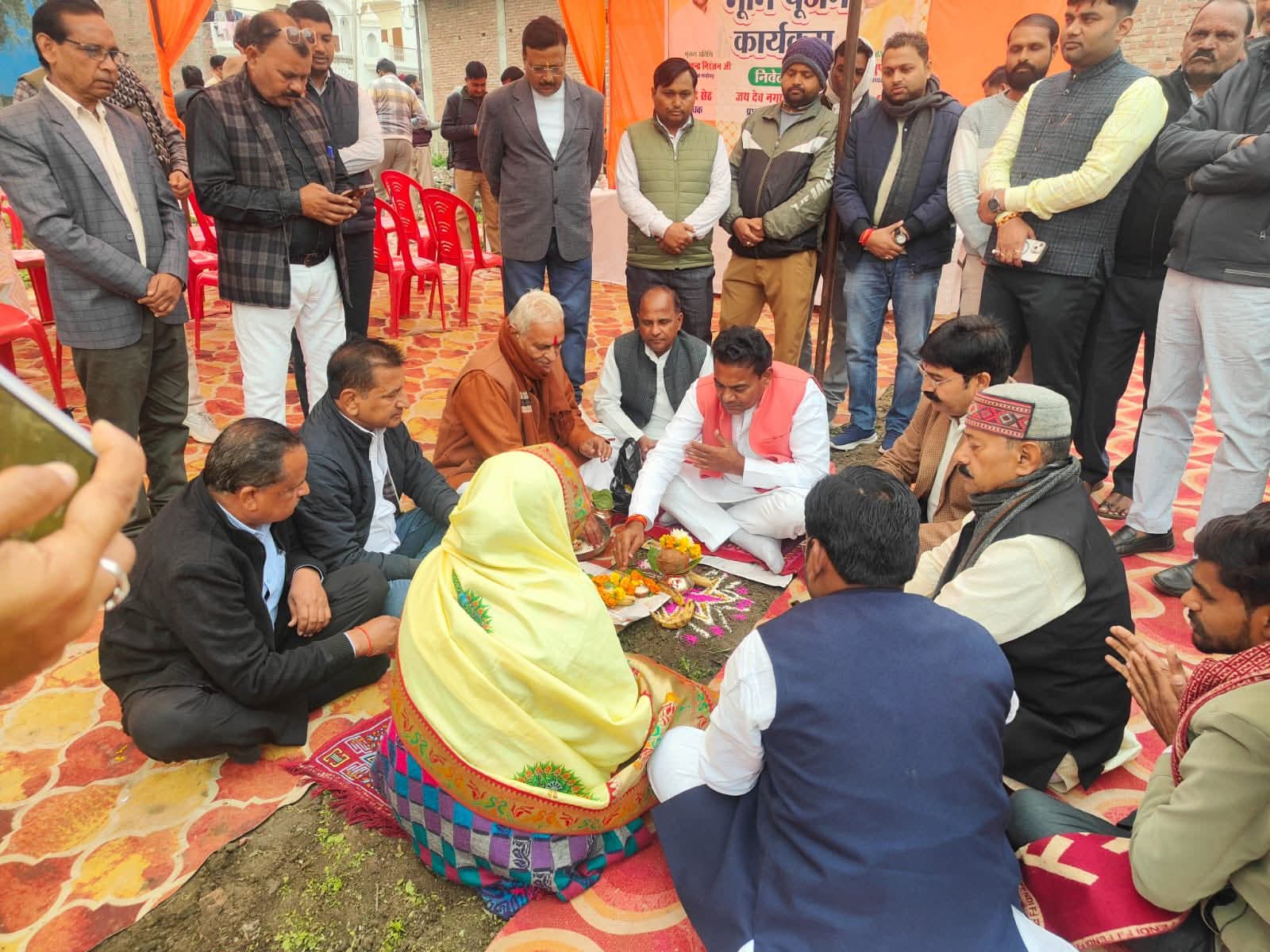 कोंच की रामकुंड कॉलोनी में बसंत पंचमी के पावन अवसर पर संस्कृत पाठशाला के नवीन भवन का भूमि पूजन और शिलान्यास करते विधायक मूलचंद्र निरंजन और पालिकाध्यक्ष प्रदीप गुप्ता।