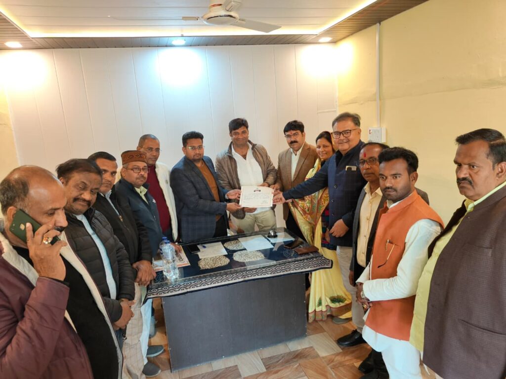 कोंच में भूमि विकास बैंक के नवनिर्वाचित अध्यक्ष अमित उपाध्याय को निर्वाचन प्रमाण पत्र सौंपते पीठासीन अधिकारी/नायब तहसीलदार जितेंद्र पटेल और साथ में उपस्थित अन्य भाजपा नेता।