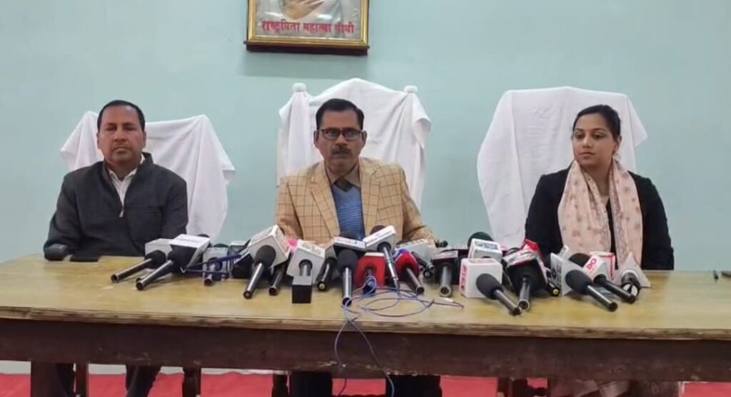 राजकीय मेडिकल कॉलेज उरई में 22 फरवरी को महाकुंभ: 'मेगा विधिक सहायता शिविर' में एक साथ मिलेगा न्याय और सरकारी योजनाओं का लाभ news image जालौन के अपर जिला जज सतीश चन्द्र द्विवेदी प्रेस वार्ता के दौरान 22 फरवरी को आयोजित होने वाले मेगा विधिक सहायता शिविर की जानकारी देते हुए