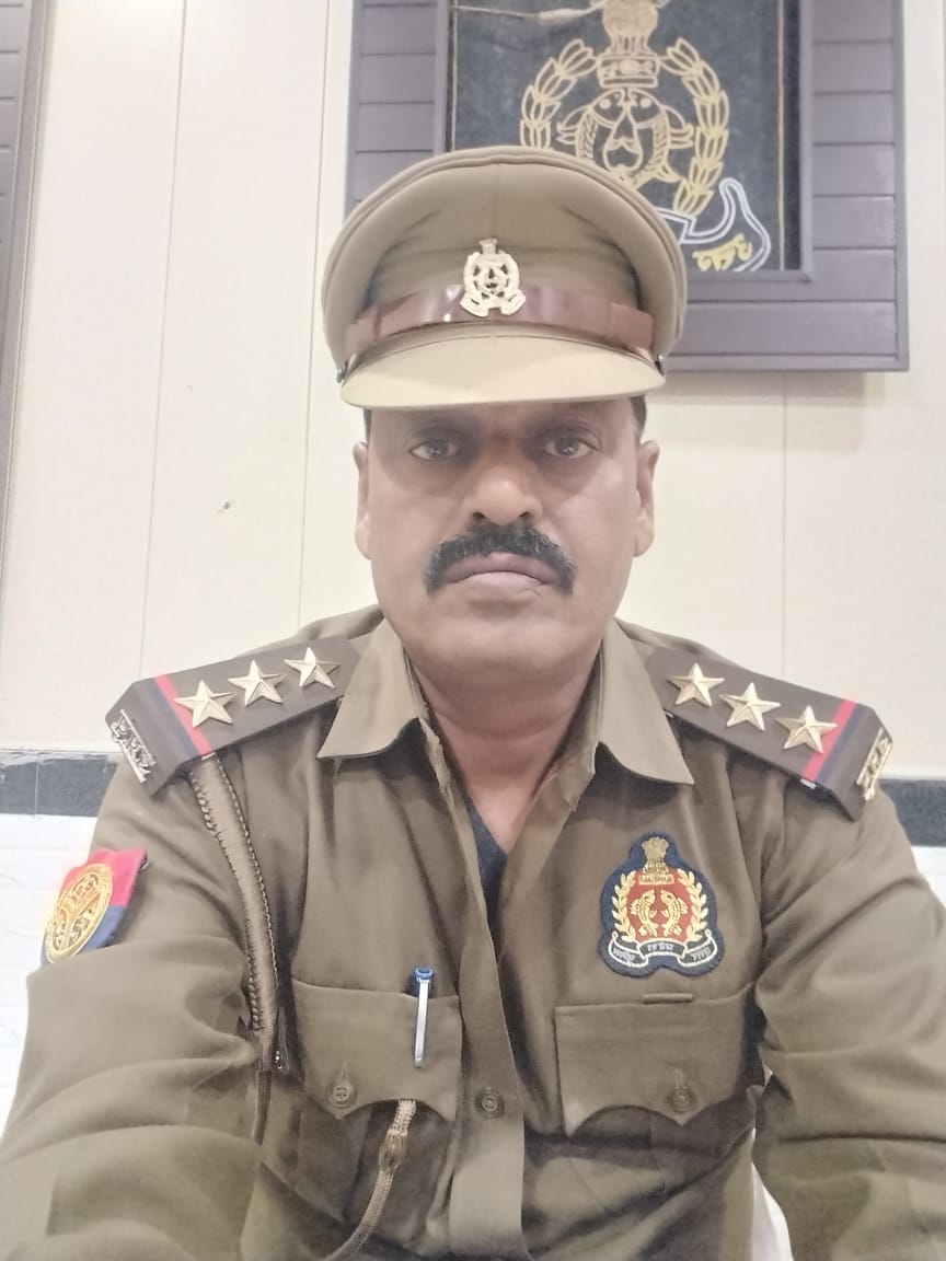 कोंच: इंस्पेक्टर ब्रजेश बहादुर सिंह ने संभाली कोतवाली की कमान, पदभार ग्रहण करते ही मातहतों को दी 'ईमानदारी' की नसीहत news image कोंच कोतवाली के नवागंतुक प्रभारी निरीक्षक ब्रजेश बहादुर सिंह