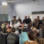 कोंच विधायक मूलचंद्र निरंजन भाजपा पदाधिकारियों के साथ नगर के मतदान बूथ पर बीएलओ से मतदाता सूची के विशेष गहन पुनरीक्षण कार्य की प्रगति के बारे में जानकारी लेते हुए