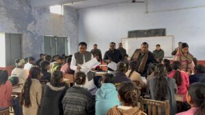 कोंच विधायक मूलचंद्र निरंजन भाजपा पदाधिकारियों के साथ नगर के मतदान बूथ पर बीएलओ से मतदाता सूची के विशेष गहन पुनरीक्षण कार्य की प्रगति के बारे में जानकारी लेते हुए