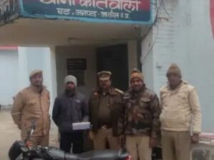 एट थाना पुलिस ने युवक को अवैध तमंचा, कारतूस और चोरी की मोटरसाइकिल के साथ किया गिरफ्तार