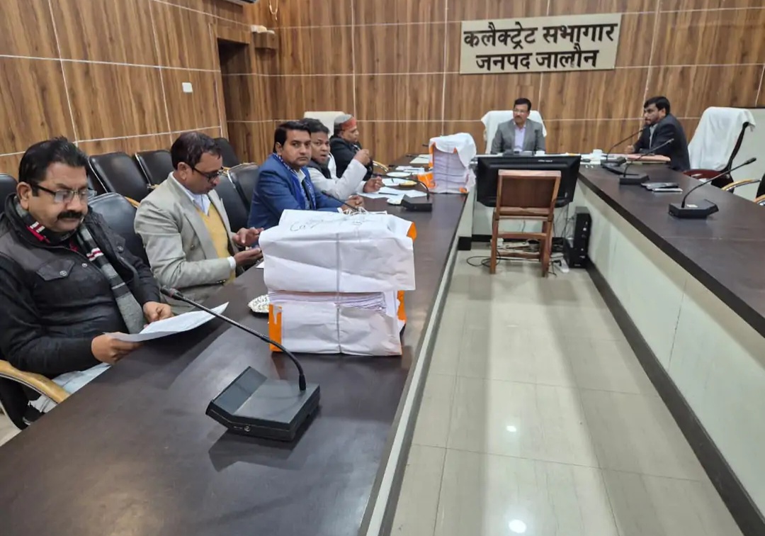 जिलाधिकारी राजेश कुमार पाण्डेय उरई में राजनीतिक दलों के साथ मतदाता सूची की बैठक करते हुए।