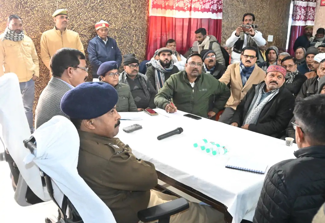 जिलाधिकारी राजेश कुमार पाण्डेय और पुलिस अधीक्षक उरई कोतवाली में व्यापारियों के साथ बैठक करते हुए।
