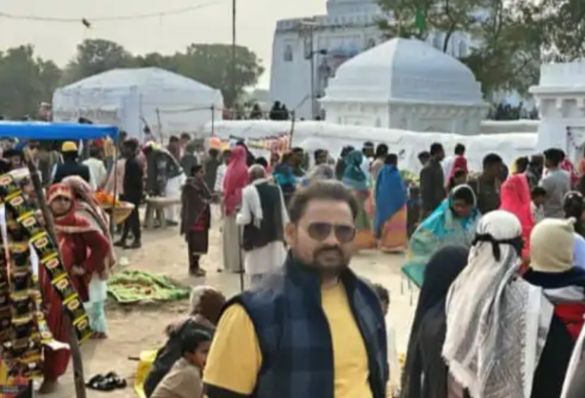 कालपी के मदारपुर में यमुना तट पर स्थित हजरत मदार साहब की दरगाह पर बसंत पंचमी मेले के दौरान उमड़ी श्रद्धालुओं की भीड़ और इबादत करते लोग।