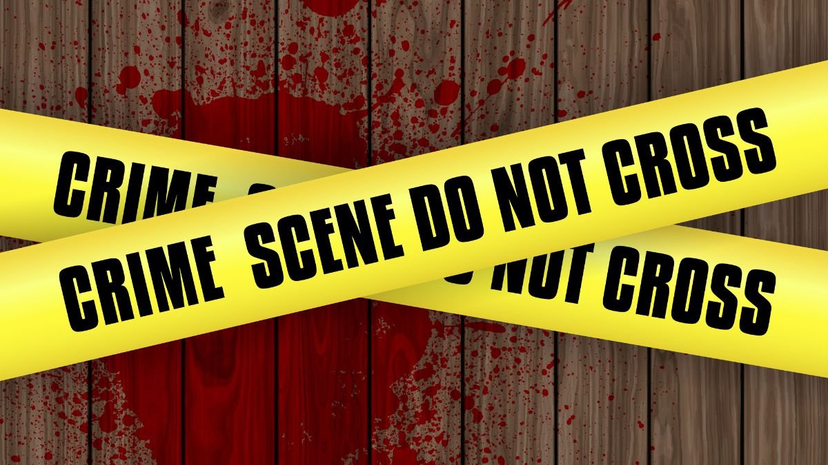 कोंच थाना क्षेत्र में घर में घुसकर डकैती और युवती के अपहरण मामले में पुलिस कार्रवाई का प्रतीकात्मक दृश्य, FIR दर्ज करती पुलिस