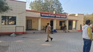 जालौन के कोंच कोतवाली थाने का मुख्य द्वार, जहाँ एक पिता अपनी नाबालिग बेटी की तलाश और न्याय के लिए पुलिस से गुहार लगा रहा है।