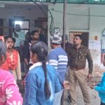 जालौन: बिजली कनेक्शन काटने पर बढ़ा विवाद, युवती ने लाइनमैन पर लगाया छेड़खानी का आरोप; बिजली दफ्तर में घंटों हाई-वोल्टेज ड्रामा जालौन के कोंच में चंदकुआँ बिजली ऑफिस के बाहर हंगामा करती युवती और मौके पर मौजूद पुलिस बल