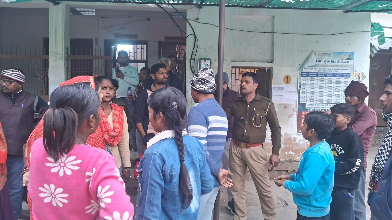 जालौन: बिजली कनेक्शन काटने पर बढ़ा विवाद, युवती ने लाइनमैन पर लगाया छेड़खानी का आरोप; बिजली दफ्तर में घंटों हाई-वोल्टेज ड्रामा
