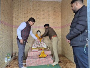 जालौन के जिलाधिकारी राजेश कुमार पाण्डेय और पुलिस अधीक्षक डॉ. दुर्गेश कुमार बबीना स्थित मंदिर में संत रविदास जी की प्रतिमा पर माल्यार्पण करते हुए।
