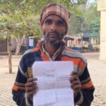 कोंच कोतवाली के बाहर अपनी व्यथा सुनाता पीड़ित पिता