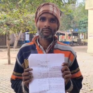 कोंच कोतवाली के बाहर अपनी व्यथा सुनाता पीड़ित पिता