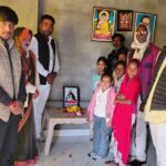 कोंच के गांधीनगर में सभासद महेंद्र कुशवाहा के आवास पर संत रविदास जी की 649वीं जयंती मनाते श्रद्धालु और गणमान्य नागरिक