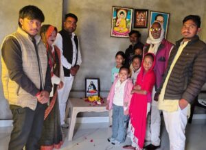 कोंच के गांधीनगर में सभासद महेंद्र कुशवाहा के आवास पर संत रविदास जी की 649वीं जयंती मनाते श्रद्धालु और गणमान्य नागरिक