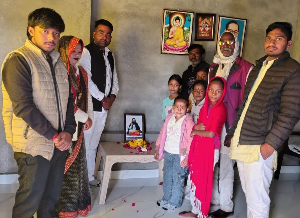 कोंच के गांधीनगर में सभासद महेंद्र कुशवाहा के आवास पर संत रविदास जी की 649वीं जयंती मनाते श्रद्धालु और गणमान्य नागरिक