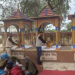 ग्राम तीतरा खलीलपुर स्थित महेंद्र सिंह-सुरेंद्र सिंह-दयाशंकर मेमोरियल महाविद्यालय में शहीदों की प्रतिमाओं पर पुष्पांजलि अर्पित करते परिजन और गणमान्य नागरिक