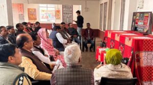 कोंच के मुरली मनोहर धर्मशाला में एलईडी पर केंद्रीय बजट 2026-27 का सीधा प्रसारण देखते भाजपा विधायक मूलचंद्र निरंजन और पार्टी कार्यकर्ता।