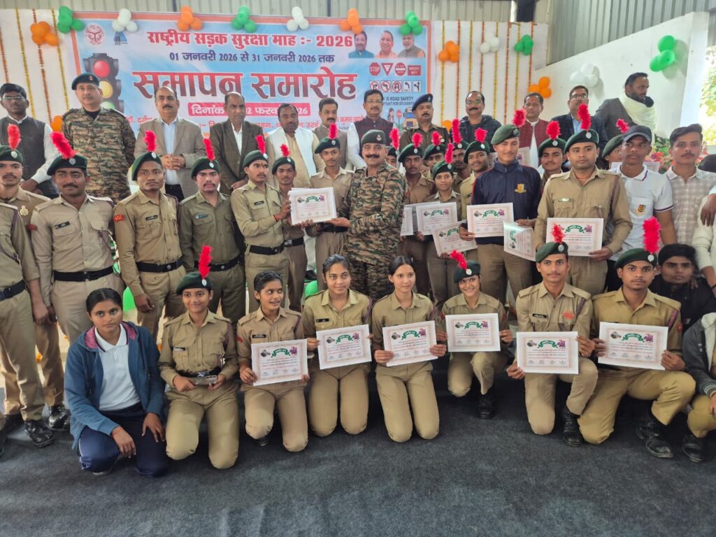 उरई: राष्ट्रीय सड़क सुरक्षा माह का भव्य समापन; जनप्रतिनिधियों और अधिकारियों ने सुरक्षा को बताया 'जीवन का मूल मंत्र news image उरई पुलिस लाइन सभागार में राष्ट्रीय सड़क सुरक्षा माह के समापन अवसर पर शपथ लेते जिला पंचायत अध्यक्ष, विधायकगण, जिलाधिकारी और पुलिस अधीक्षक