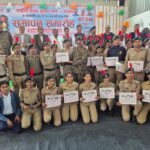 उरई पुलिस लाइन सभागार में राष्ट्रीय सड़क सुरक्षा माह के समापन अवसर पर शपथ लेते जिला पंचायत अध्यक्ष, विधायकगण, जिलाधिकारी और पुलिस अधीक्षक