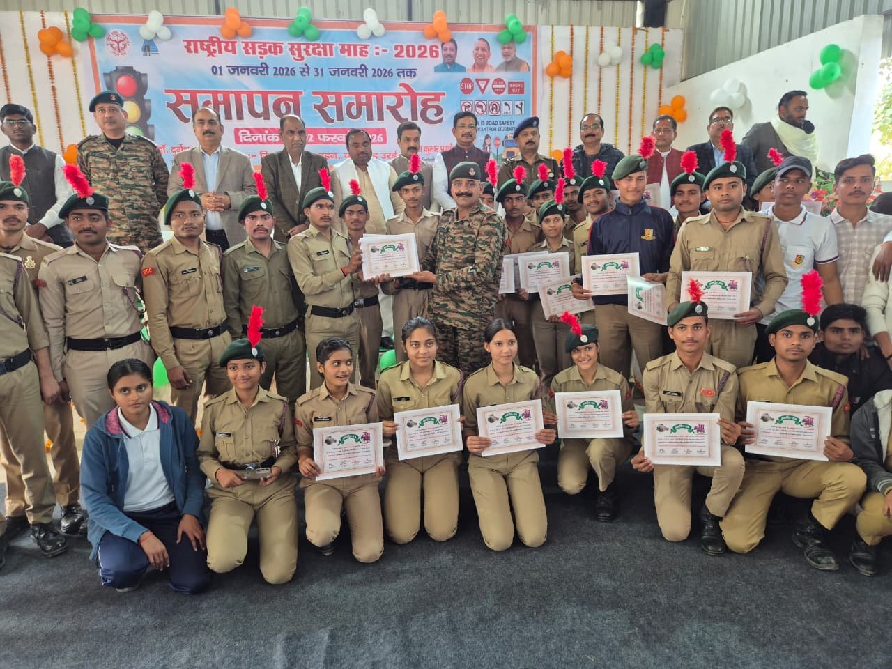 उरई पुलिस लाइन सभागार में राष्ट्रीय सड़क सुरक्षा माह के समापन अवसर पर शपथ लेते जिला पंचायत अध्यक्ष, विधायकगण, जिलाधिकारी और पुलिस अधीक्षक
