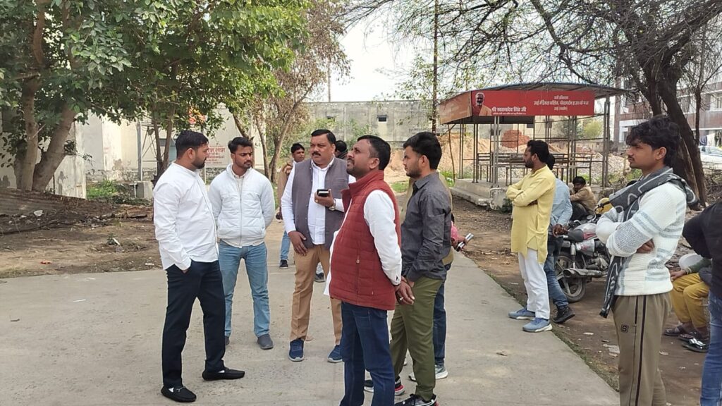 जालौन: 7वीं की छात्रा ने फांसी लगाकर दी जीवनलीला समाप्त, खुशहाल परिवार में पसरा मातम news image जालौन के टिकावली गांव में छात्रा की आत्महत्या के बाद जांच करती पुलिस और विलाप करते परिजन