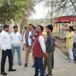 जालौन के टिकावली गांव में छात्रा की आत्महत्या के बाद जांच करती पुलिस और विलाप करते परिजन