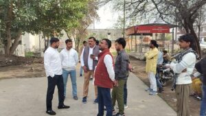 जालौन के टिकावली गांव में छात्रा की आत्महत्या के बाद जांच करती पुलिस और विलाप करते परिजन