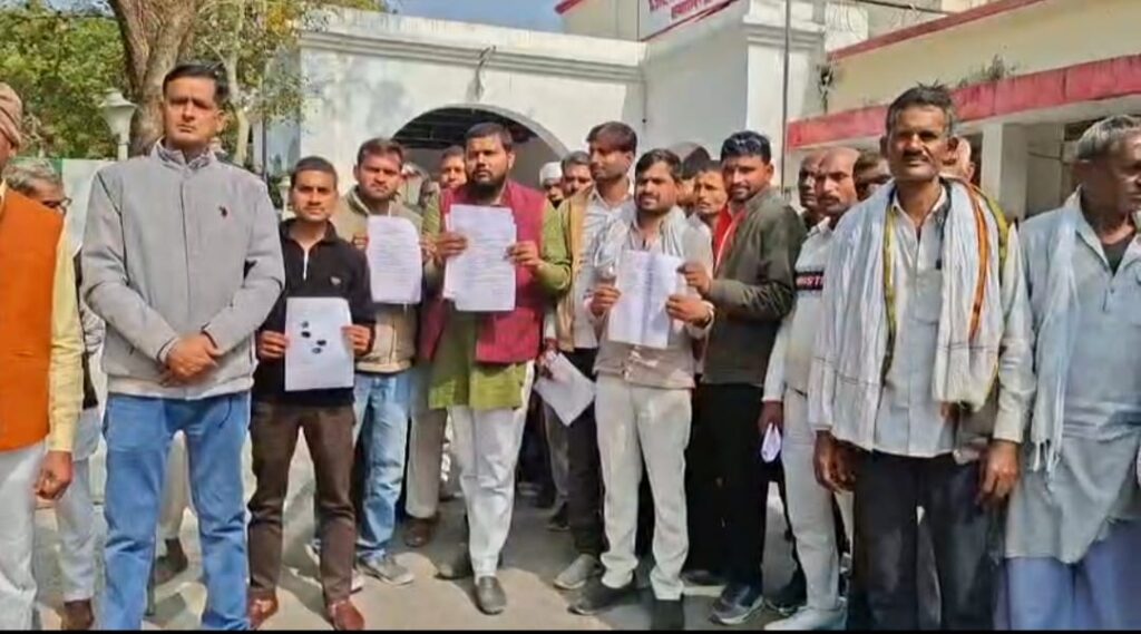 जालौन कलेक्ट्रेट में जिलाधिकारी राजेश कुमार पांडेय को झांसी लिंक एक्सप्रेसवे के लिए उचित मुआवजे और सर्किल रेट बढ़ाने की मांग को लेकर ज्ञापन सौंपते ग्राम गोरन के आक्रोशित किसान