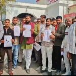 जालौन कलेक्ट्रेट में जिलाधिकारी राजेश कुमार पांडेय को झांसी लिंक एक्सप्रेसवे के लिए उचित मुआवजे और सर्किल रेट बढ़ाने की मांग को लेकर ज्ञापन सौंपते ग्राम गोरन के आक्रोशित किसान