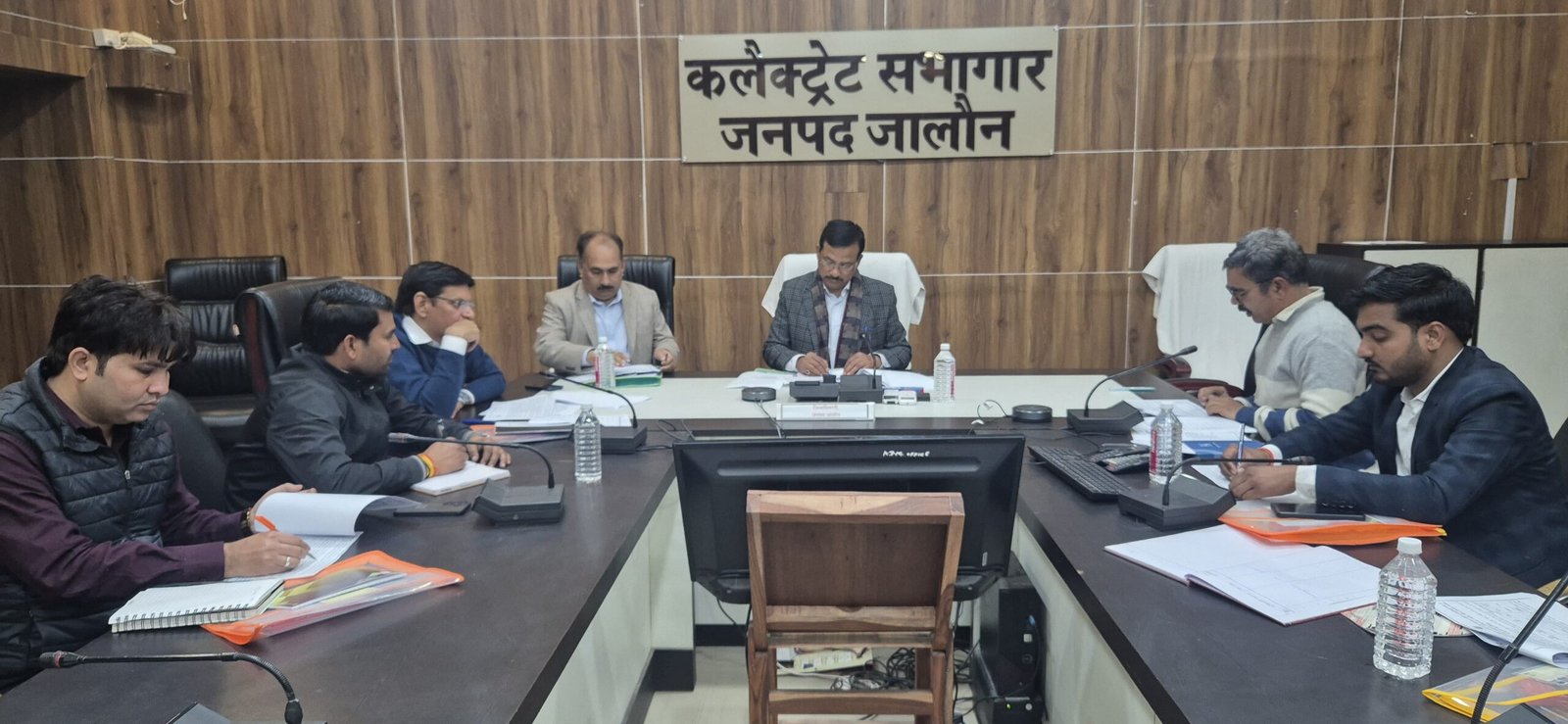 जालौन कलेक्ट्रेट सभागार में जिलाधिकारी राजेश कुमार पाण्डेय की अध्यक्षता में आयोजित जिला औद्यानिक समिति की बैठक का दृश्य, जिसमें अधिकारी और विशेषज्ञ चर्चा कर रहे हैं