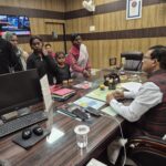 जालौन जिलाधिकारी राजेश कुमार पाण्डेय कलेक्ट्रेट कार्यालय में वृद्ध व्यक्ति की समस्याएं सुनते हुए और अधिकारियों को त्वरित कार्रवाई के निर्देश देते हुए।