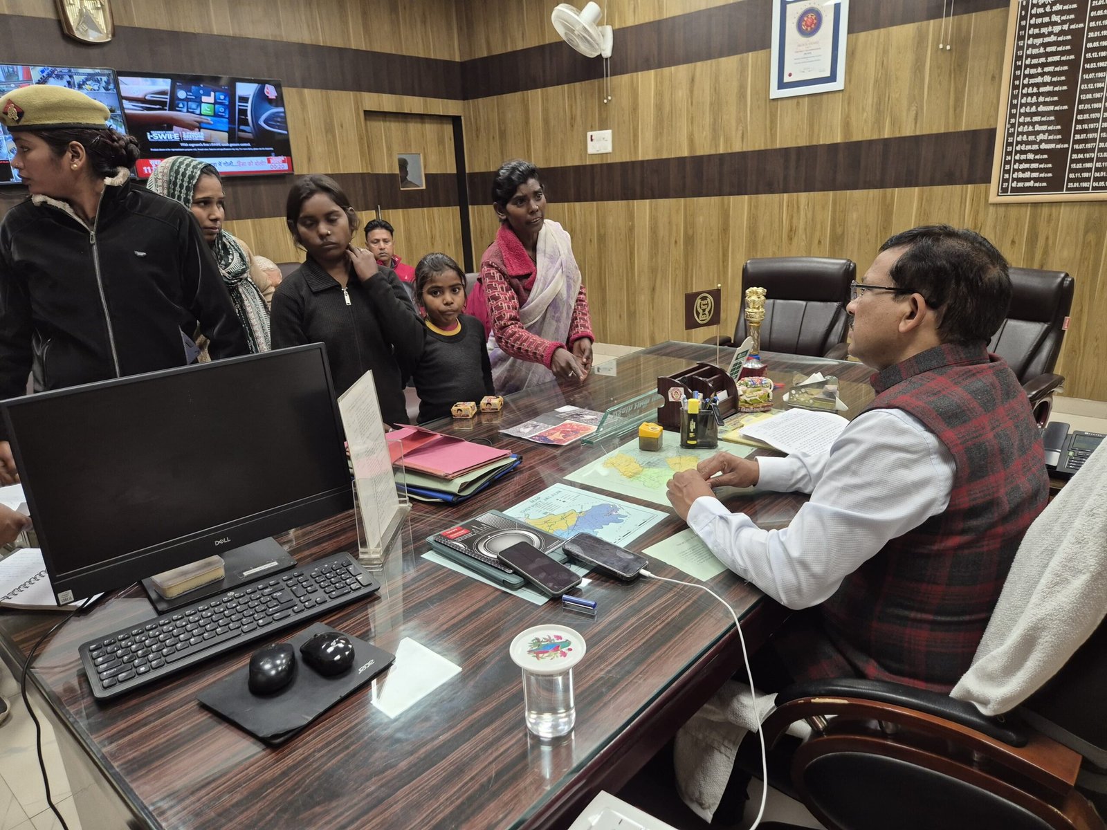 जालौन जिलाधिकारी राजेश कुमार पाण्डेय कलेक्ट्रेट कार्यालय में वृद्ध व्यक्ति की समस्याएं सुनते हुए और अधिकारियों को त्वरित कार्रवाई के निर्देश देते हुए।