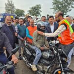 जालौन: आटा टोल प्लाजा पर 37वें राष्ट्रीय सड़क सुरक्षा माह का भव्य समापन; जिलाधिकारी ने दिलाई सुरक्षा की शपथ जालौन के जिलाधिकारी राजेश कुमार पाण्डेय आटा टोल प्लाजा पर 37वें राष्ट्रीय सड़क सुरक्षा माह के समापन अवसर पर अधिकारियों और चालकों को यातायात नियमों की शपथ दिलाते हुए