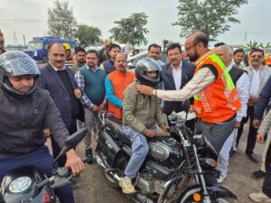 जालौन के जिलाधिकारी राजेश कुमार पाण्डेय आटा टोल प्लाजा पर 37वें राष्ट्रीय सड़क सुरक्षा माह के समापन अवसर पर अधिकारियों और चालकों को यातायात नियमों की शपथ दिलाते हुए