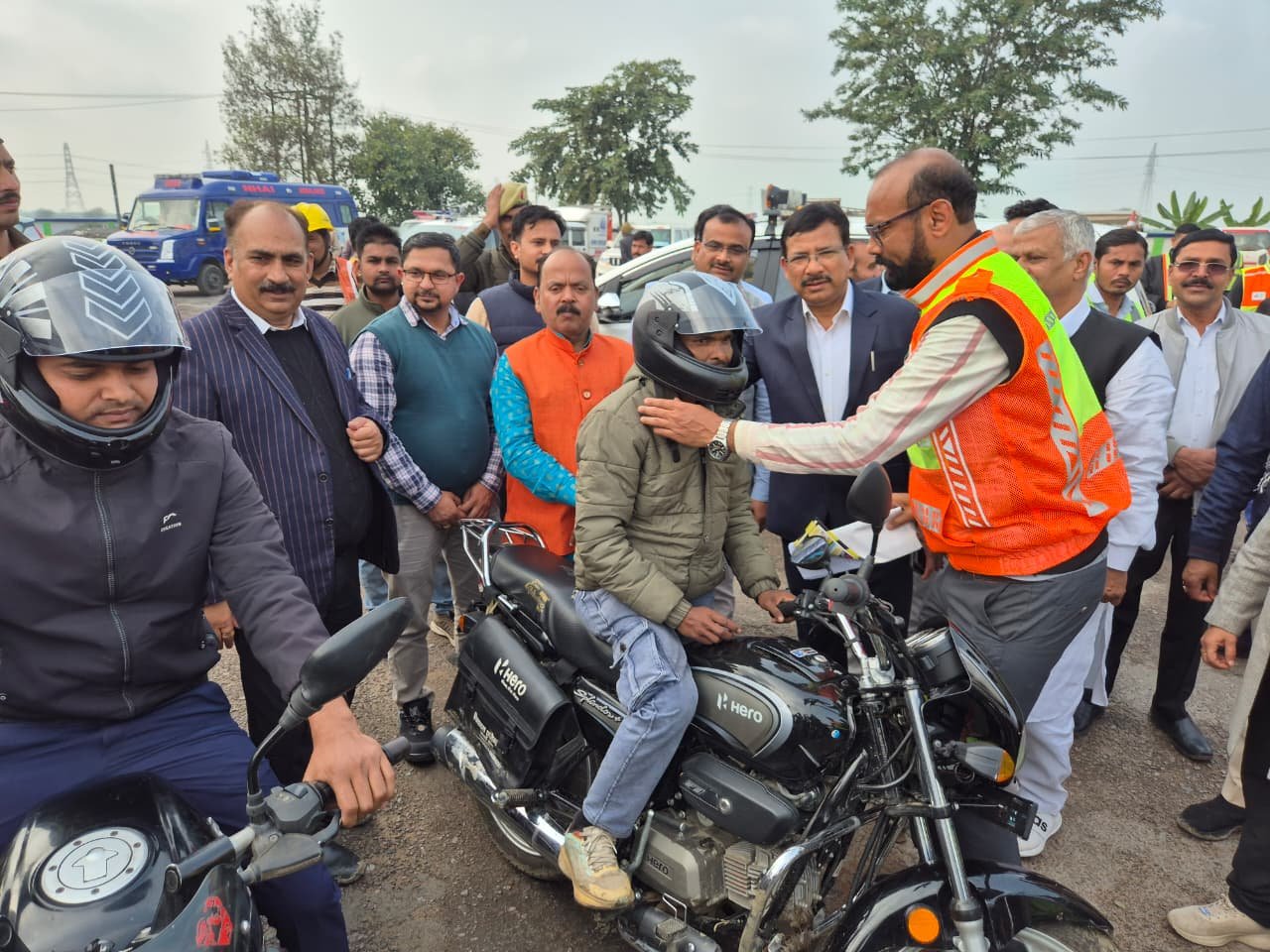 जालौन के जिलाधिकारी राजेश कुमार पाण्डेय आटा टोल प्लाजा पर 37वें राष्ट्रीय सड़क सुरक्षा माह के समापन अवसर पर अधिकारियों और चालकों को यातायात नियमों की शपथ दिलाते हुए