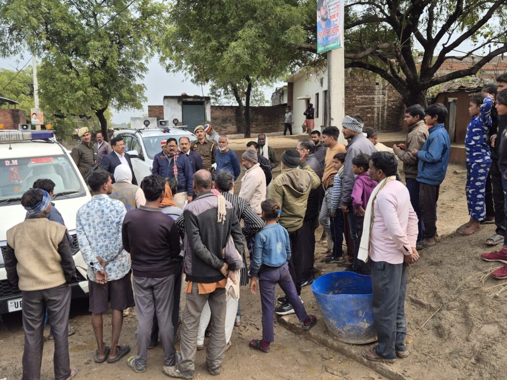 जिलाधिकारी जालौन राजेश कुमार पाण्डेय ग्राम रेवा में ग्रामीणों को मतदाता सूची पुनरीक्षण और नोटिस प्रक्रिया के बारे में जानकारी देते हुए