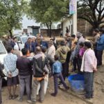 जिलाधिकारी जालौन राजेश कुमार पाण्डेय ग्राम रेवा में ग्रामीणों को मतदाता सूची पुनरीक्षण और नोटिस प्रक्रिया के बारे में जानकारी देते हुए