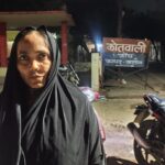 उत्तर प्रदेश के जालौन जिले के कोंच कोतवाली परिसर में न्याय की गुहार लगाने खड़ी पीड़ित महिला और स्थानीय पुलिस अधिकारी का सांकेतिक चित्रण