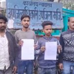 जालौन के कोंच में प्रभारी एसडीएम वीरेंद्र प्रसाद गुप्ता को शिकायती पत्र सौंपते हुए मोहल्ला मालवीय नगर के नागरिक