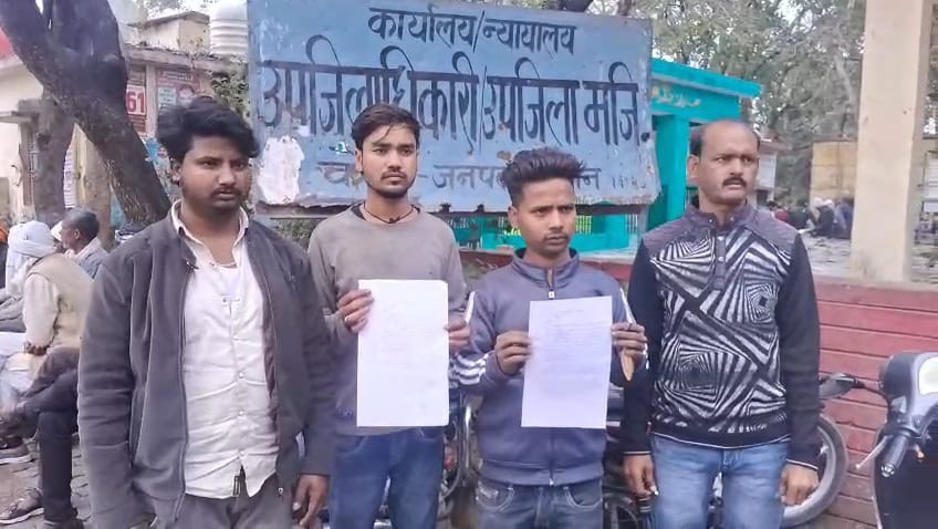 जालौन के कोंच में प्रभारी एसडीएम वीरेंद्र प्रसाद गुप्ता को शिकायती पत्र सौंपते हुए मोहल्ला मालवीय नगर के नागरिक