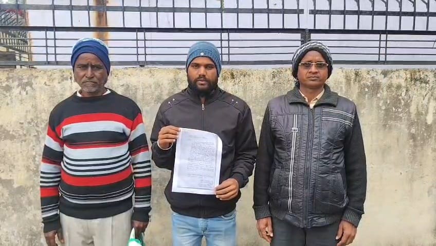 जालौन के कोंच कोतवाली में शिकायत दर्ज कराने पहुंचा घायल युवक और पुलिस कार्रवाई का सांकेतिक चित्र