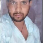 जालौन के कोंच में दो बाइकों की आमने-सामने की टक्कर के बाद क्षतिग्रस्त वाहन और घटनास्थल पर मौजूद पुलिस बल