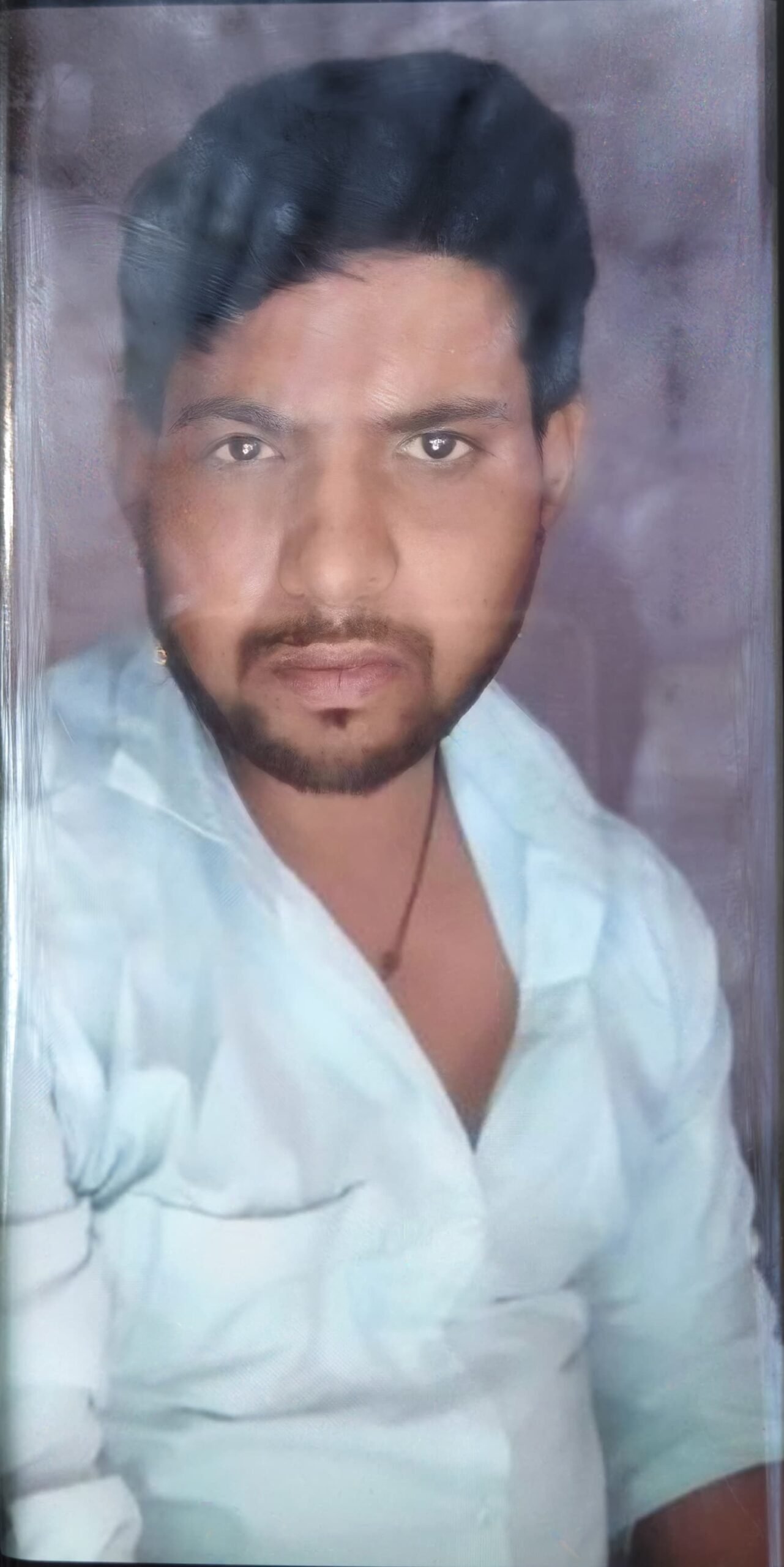 जालौन के कोंच में दो बाइकों की आमने-सामने की टक्कर के बाद क्षतिग्रस्त वाहन और घटनास्थल पर मौजूद पुलिस बल