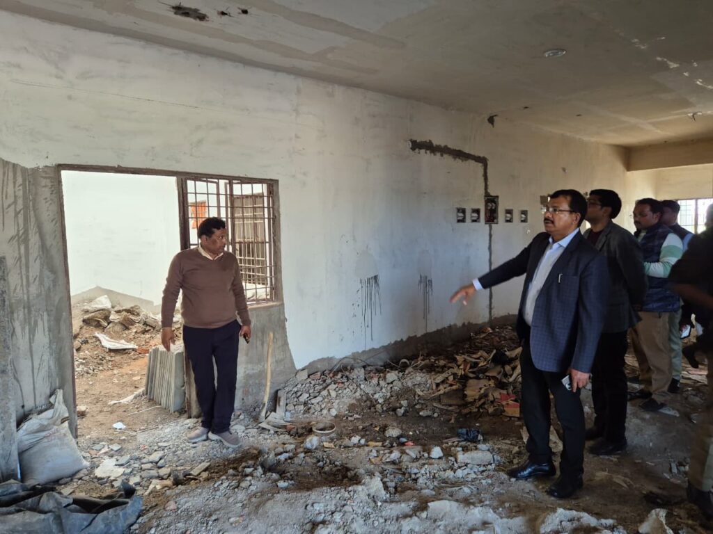 राजकीय आश्रम पद्धति इंटर कॉलेज बबीना में निर्माणाधीन ट्रांजिट हॉस्टल का निरीक्षण करते जिलाधिकारी राजेश कुमार पाण्डेय और साथ में मौजूद अन्य प्रशासनिक अधिकारी