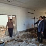 राजकीय आश्रम पद्धति इंटर कॉलेज बबीना में निर्माणाधीन ट्रांजिट हॉस्टल का निरीक्षण करते जिलाधिकारी राजेश कुमार पाण्डेय और साथ में मौजूद अन्य प्रशासनिक अधिकारी