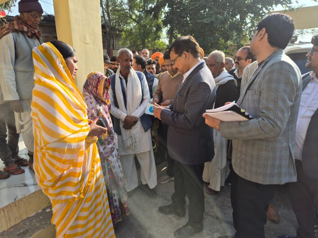 जालौन के जिलाधिकारी राजेश कुमार पाण्डेय कदौरा के बरखेरा में गौशाला का निरीक्षण करते हुए और गौवंशों को गुड़ खिलाते हुए